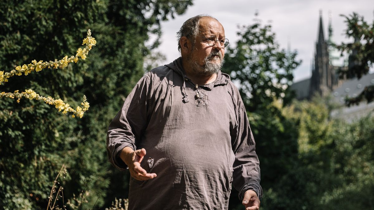 Trávník v Jelením příkopě je starší než Hrad. Některé byliny už jedli mamuti